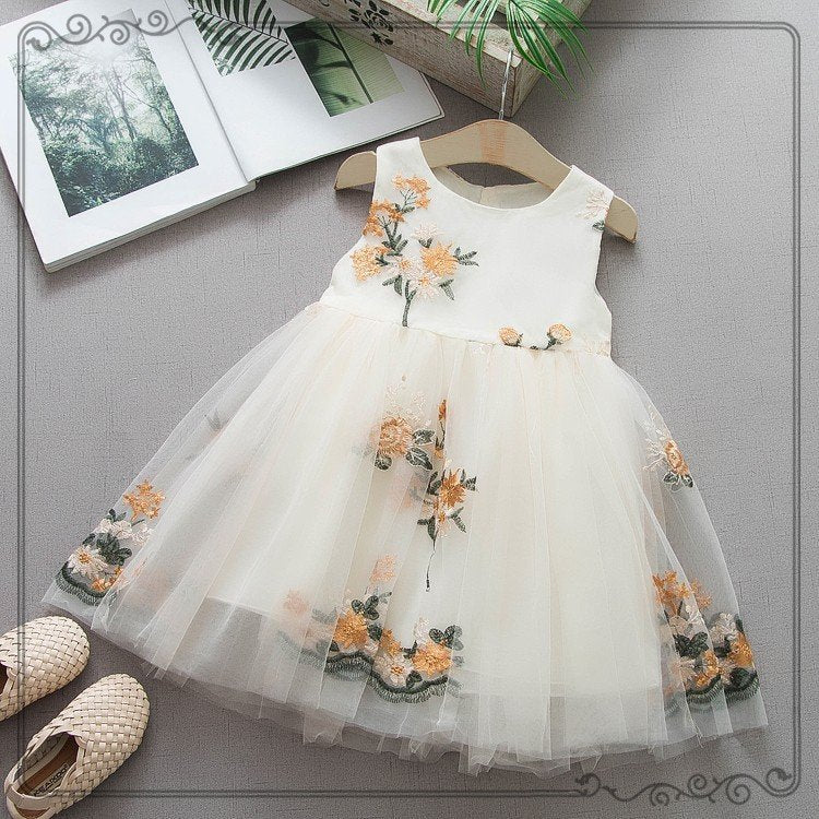 Mädchenkleid aus Baumwolle mit Stickerei und Trägern