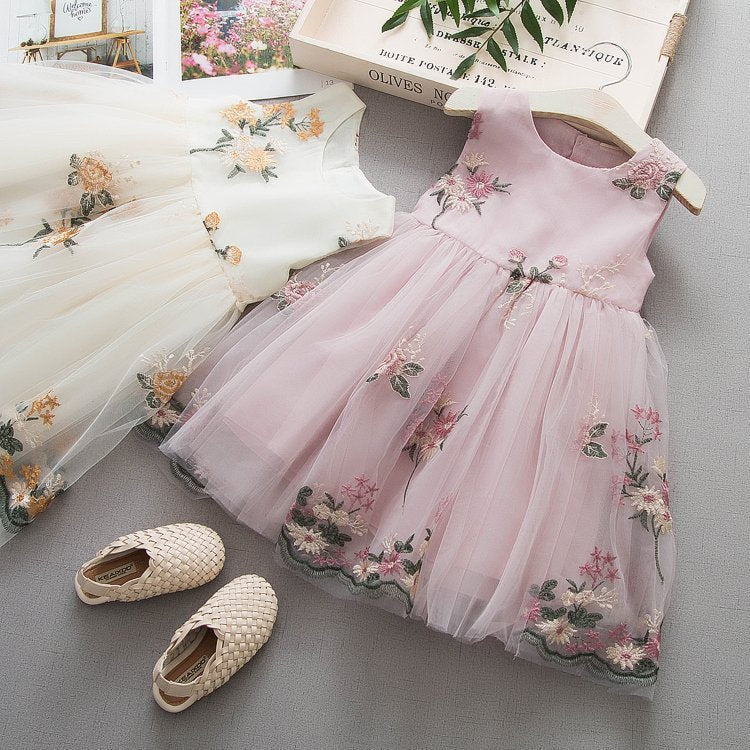 Mädchenkleid aus Baumwolle mit Stickerei und Trägern