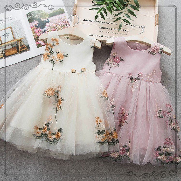 Mädchenkleid aus Baumwolle mit Stickerei und Trägern