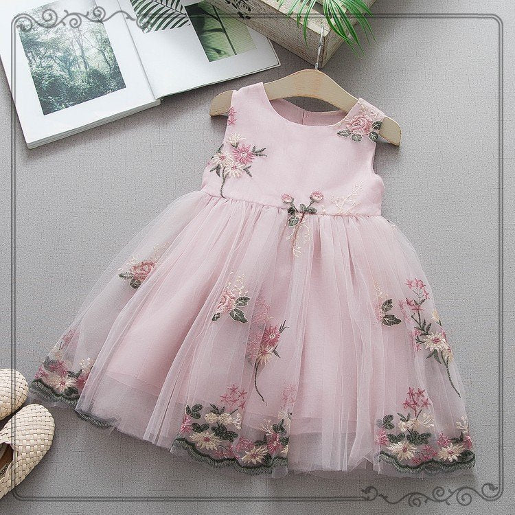 Mädchenkleid aus Baumwolle mit Stickerei und Trägern