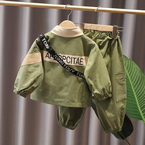Zweiteiliges Anzug für schicke Kinderbekleidung.