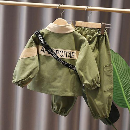 Zweiteiliges Anzug für schicke Kinderbekleidung.