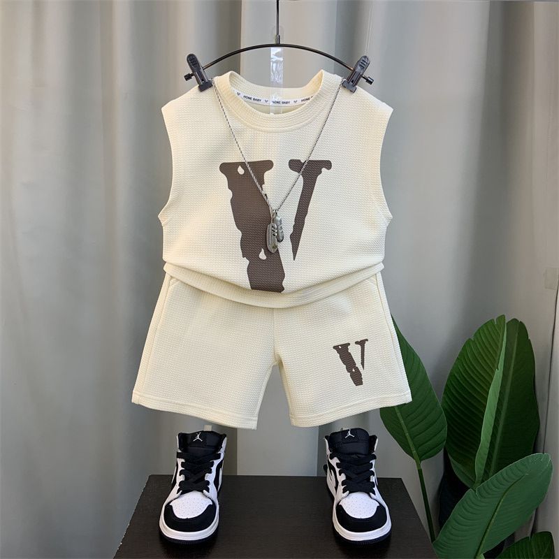 Modisches Sommer-Outfit für Jungen