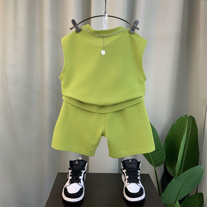 Modisches Sommer-Outfit für Jungen