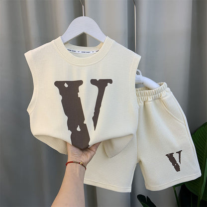 Modisches Sommer-Outfit für Jungen
