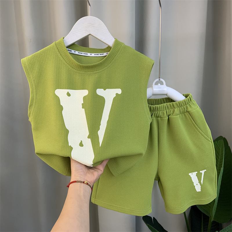 Modisches Sommer-Outfit für Jungen