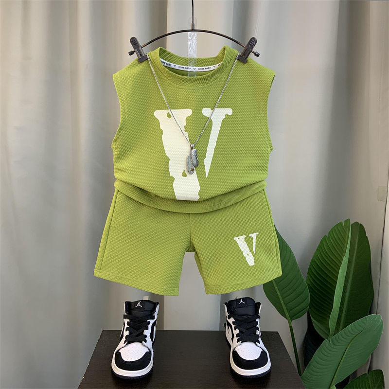 Modisches Sommer-Outfit für Jungen