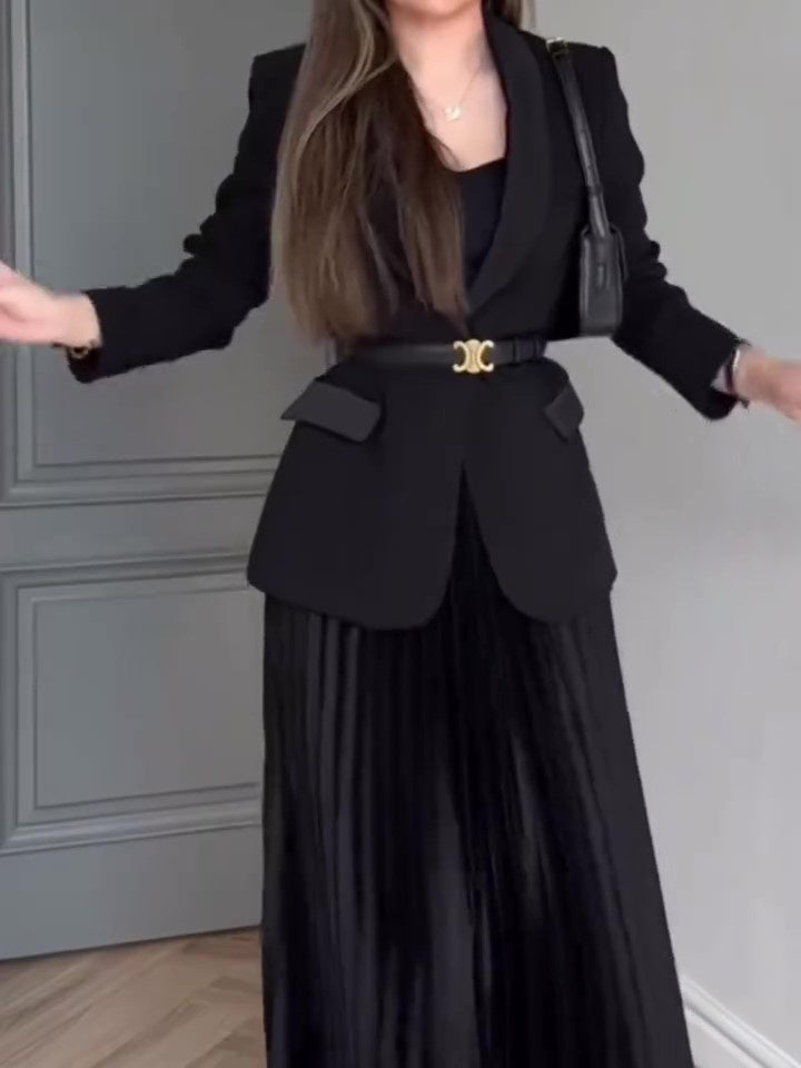 **Costume blazer uni et jupe plissée**