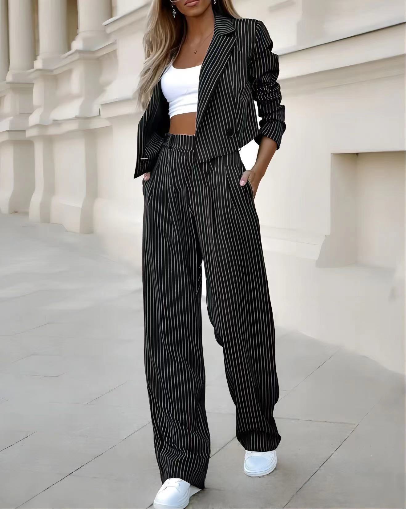 **Modisches gestreiftes Set: Crop Top mit Revers und Gerade Hosen für Damen**