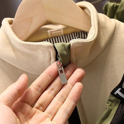Zweiteiliges Anzug für schicke Kinderbekleidung.