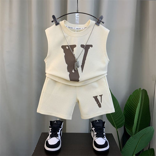 Modisches Sommer-Outfit für Jungen