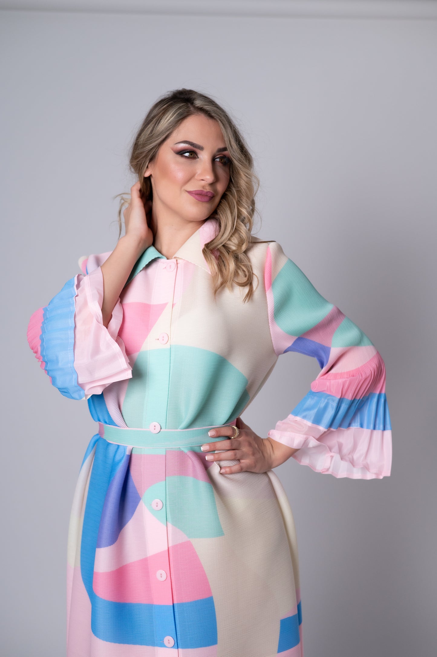 Plissiertes Pastell-Midikleid mit Gürtel