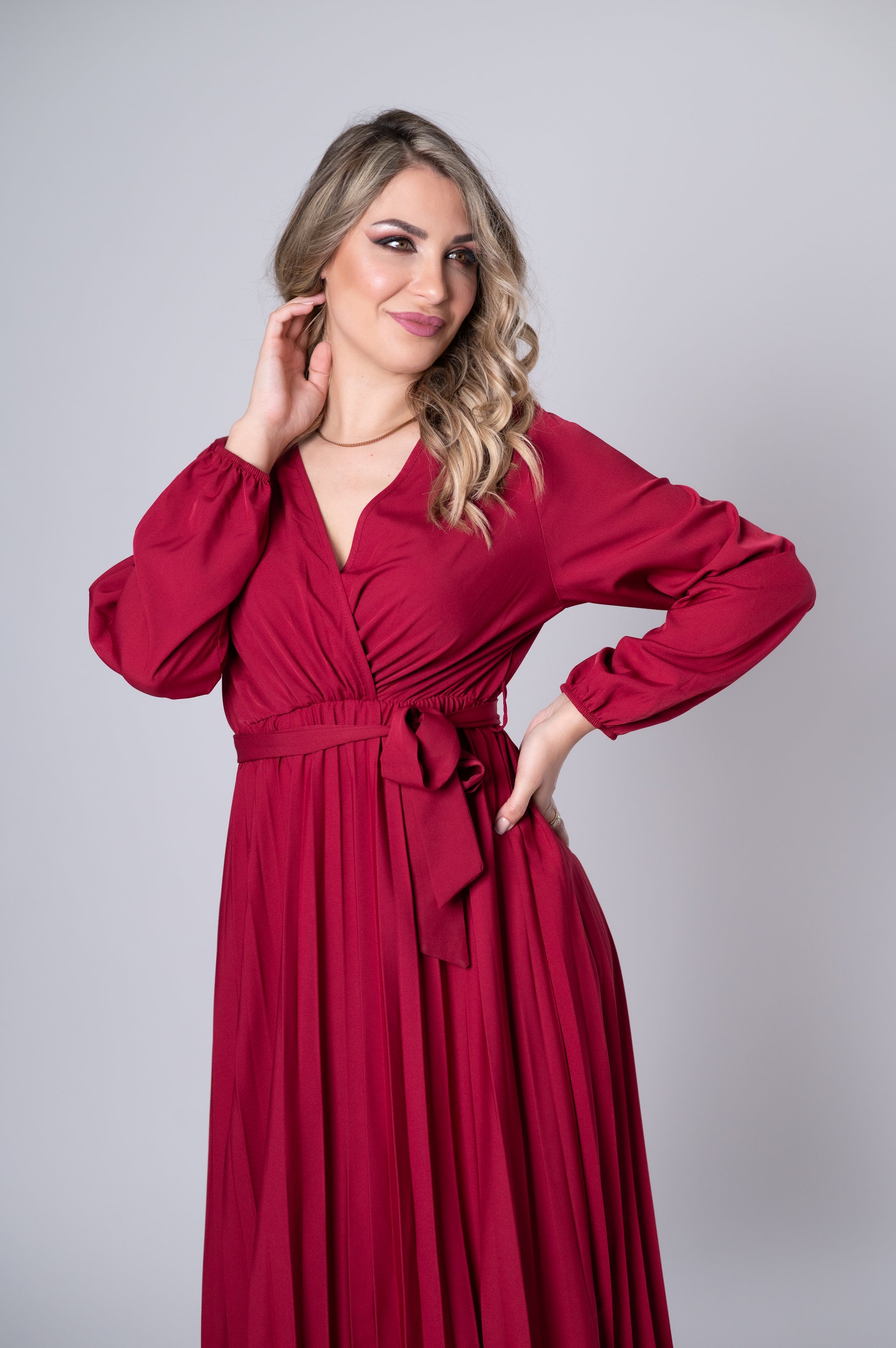 Wickelkleid in Bordeaux mit Gürtel