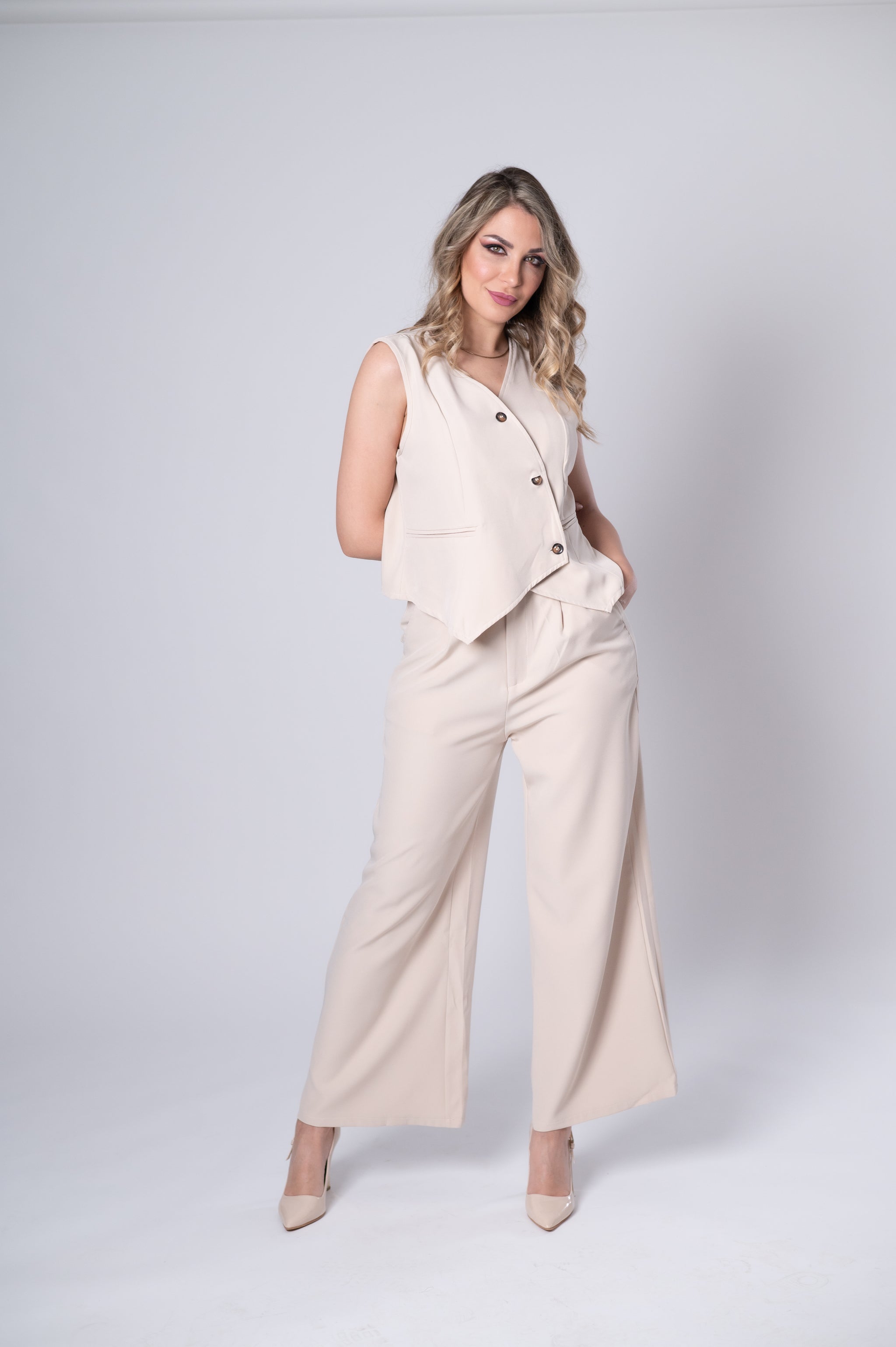 Lässiges Damen-Outfit mit Weste