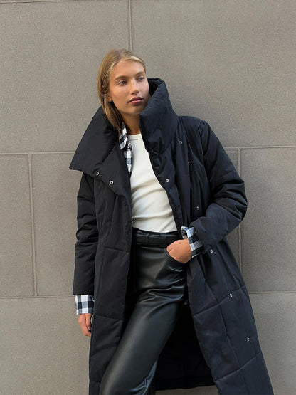 **Manteau long à la mode mit Revers: Damen-Weste aus Baumwolle mit Taschen und Spitzendesign**